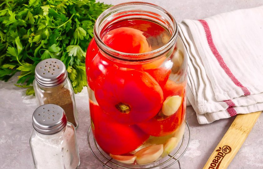 1. Этап. Розовые помидоры на зиму: Вскипятите воду и залейте ее в емкость. Накройте банку крышкой и оставьте помидоры в кипятке на 10-12 минут для пропаривания. Если плоды крупные, то на 12-15 минут.