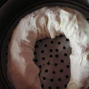 1. Этап. Узбекское блюдо Ханум: 3. Для приготовления этого блюда вам понадобится мантышница. Можно сварить рулет в пароварке. Листы смазать маслом и выложить каждый рулет на отдельный лист мантышницы.