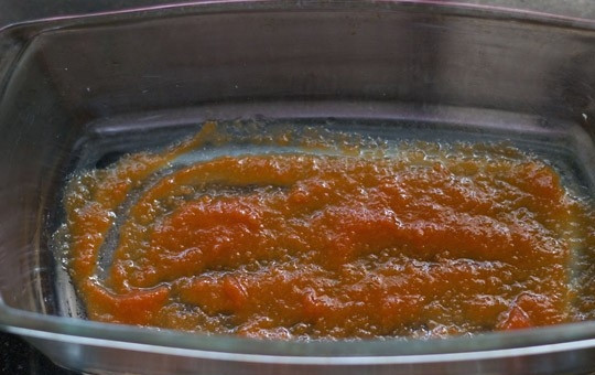 1. Этап. Грибная лазанья: 10. Дно формы смажьте немного томатным соусом. Можно использовать в этом простом рецепте грибной лазаньи готовый соус, домашний томат, а также измельченные в пюре помидоры, например.