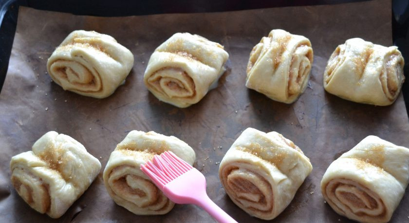 1. Этап. Финские булочки с корицей и кардамоном: Выложите булочки на лист для выпечки, смажьте сверху смесью яичного желтка и 1 ст.ложки молока, присыпьте сверху жемчужным или обычным сахаром. Выпекайте в духовке 20-25 минут при температуре 200 градусов.