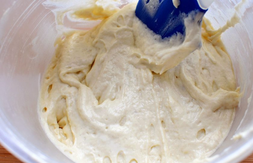 1. Этап. Пирог с печенью трески: Всыпьте просеянную с содой муку и лопаткой быстро перемешайте легкое тесто.