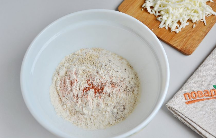 1. Этап. Диетические йогуртовые булочки: 2. Соедините сухие ингредиенты: в муку всыпьте разрыхлитель, соль, перец черный, паприку, кунжут. Прованские травы добавьте по желанию. Перемешайте.