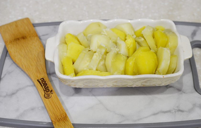 1. Этап. Картошка с копченым сыром: 3. Выложите картофель в жаропрочную форму, посолите.