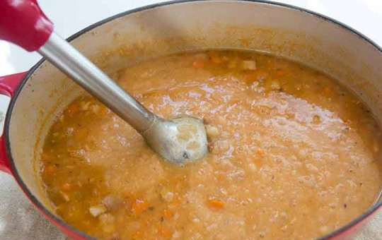 1. Этап. Зимний фасолевый суп: 6. Погружным блендером несколько раз измельчите содержимое, если хотите оставить крупные кусочки или полностью сделайте из супа пюре, посолите.