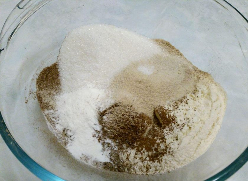 1. Этап. Шоколадный пирог с гречневой мукой: В глубокую миску поместите все сухие ингредиенты: просеянную муку двух видов, какао-порошок, сахарный песок, соль, ванильный сахар и разрыхлитель.
