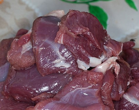 1. Этап. Баклажаны в казане на костре: Тем временем нарежьте промытую баранину порционными кусочками.