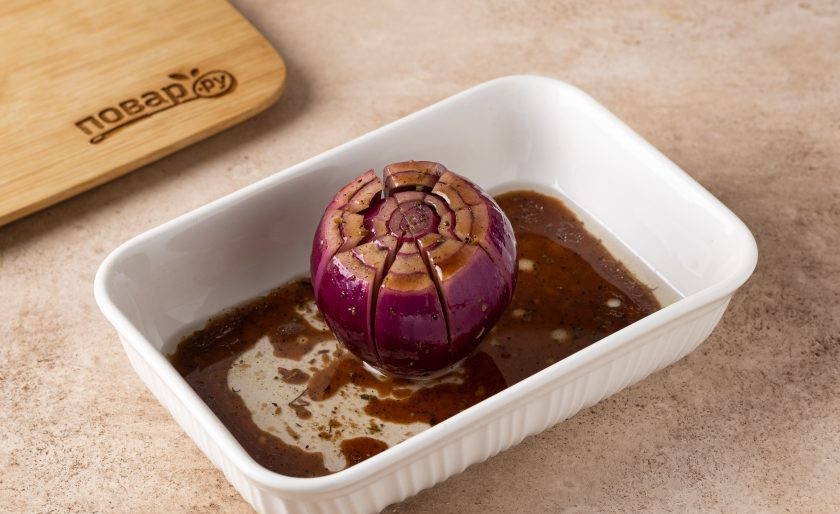 1. Этап. Запеченный красный лук Водяная лилия: Переложите красный лук в форму для выпечки, полейте маринадом.