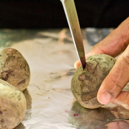 1. Этап. Салат из свеклы и яблок: Вымытую и обсушенную свеклу кладем на противень, застланный фольгой. Делаем несколько неглубоких надрезов на каждой свекле.