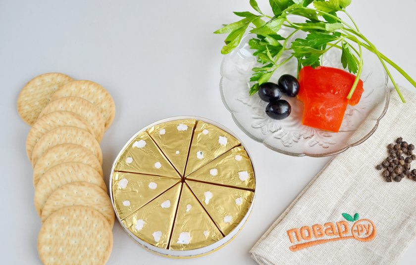 1. Этап. Мышки на крекерах: 1. Итак, разверните сырки, у меня 4 разных вида, поэтому мышки чуточку будут отличатся по цвету. Вымойте зелень. Приступим!