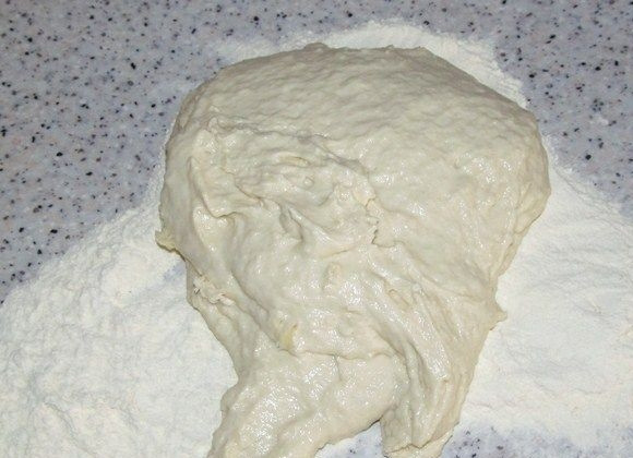 1. Этап. Тесто для пиццы (дрожжевое): 2. При помощи ложки или миксера вымешаем однородное, но очень липкое и жидковатое тесто. Теперь перекладываем его в горочку оставшейся муки и уже руками вымешаем до однородности.