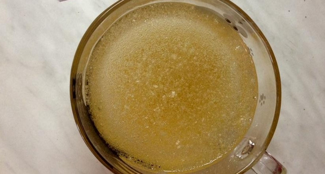 1. Этап. Диетический холодец: В стакан холодной воды засыпаем желатин. На 30 минут.