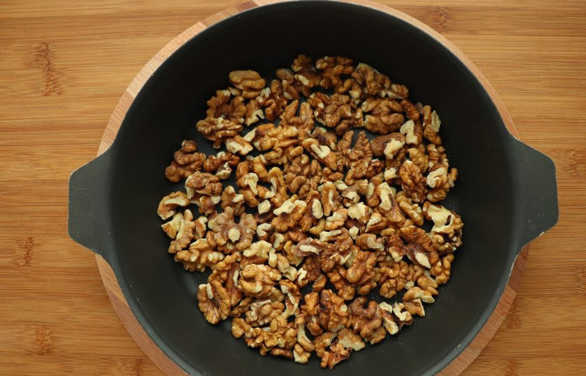 1. Этап. Курага с медом и орехами для иммунитета: Орехи прокалите в духовке при температуре 80 градусов в течение 30 минут. Раз в 10 минут вынимайте орехи из духовки и перемешивайте.