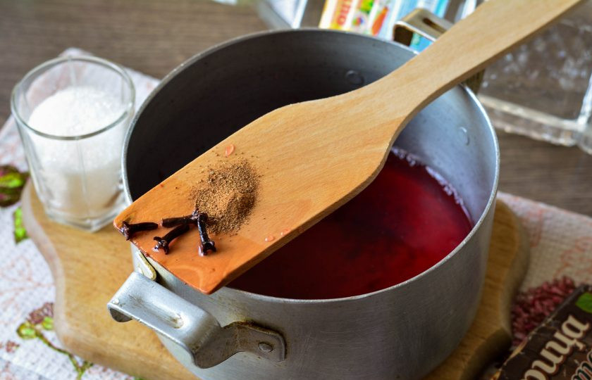 1. Этап. Маринованная слива Венгерка: Всыпьте корицу и гвоздику.