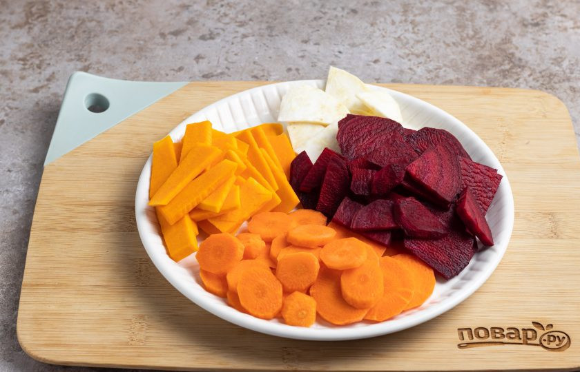1. Этап. Соус Демиглас из овощей: Свеклу, морковь, тыкву и корень сельдерея очистите, затем порежьте на тонкие пластины.
