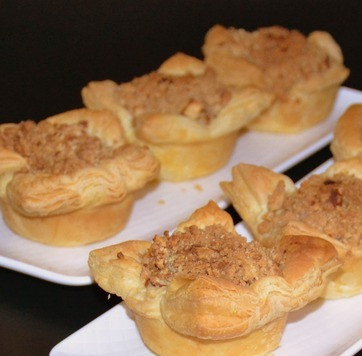 1. Этап. Слойки с яблоками и миндалем: По желанию посыпать сахарной пудрой, но нам сахара было достаточно. Приятного аппетита!