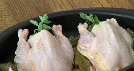 1. Этап. Цыплята в духовке: В форму выкладываем остальные рулетики, а наверх — тушки цыплят.