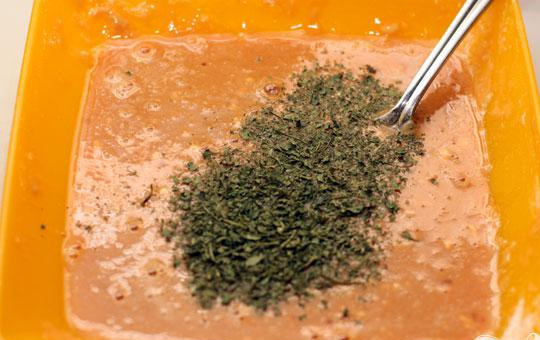 1. Этап. Свиная корейка в соевом кляре: 3. Теперь необходимо все тщательнейшим образом размешать, для того чтобы не образовались комочки. Добавляем мелко нарезанного чеснока и сушеной зелени.