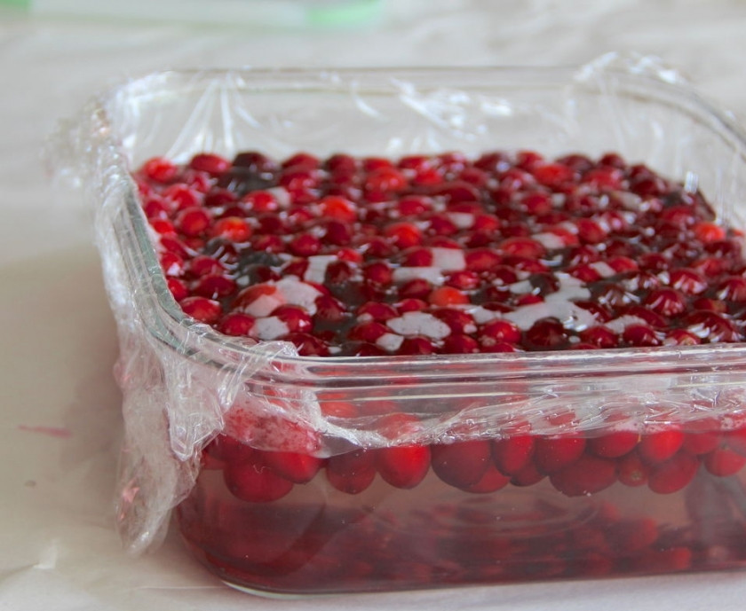 1. Этап. Клюква в сахаре: Остужаем ягоды с сиропом до комнатной температуры, после чего накрываем пищевой пленкой и отправляем в холодильник на ночь.