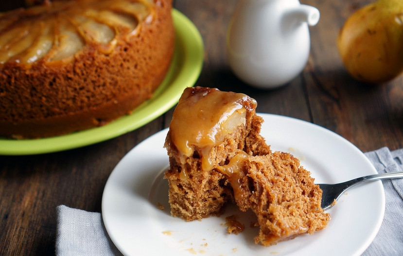 1. Этап. Торт с грушевым кремом: Готовый торт выложите остывать на решетку, а затем аккуратно переверните на тарелку. Тем временем приготовим крем. Верните оставшиеся груши на сковородку, влейте сливки. Доведите до кипения, а затем варите до мягкости и однородности, постоянно помешивая. Взбейте получившийся грушевый крем венчиком, полейте им торт. Приятного аппетита!