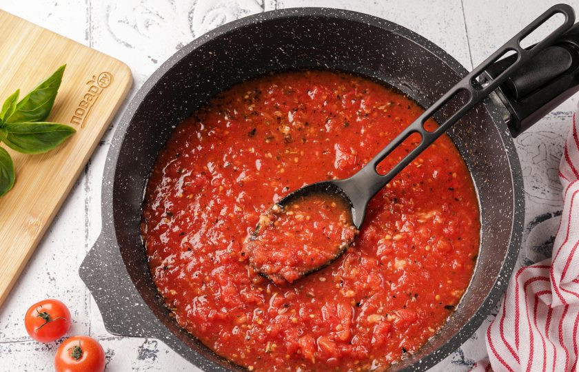 1. Этап. Пицца Нью-йорк: Добавьте измельченные томаты и 1/2 ч.л. сахара. Как только соус закипит, уменьшите огонь до минимума и варите около 20-30 минут. При необходимости добавьте соль по вкусу, я не добавляла.