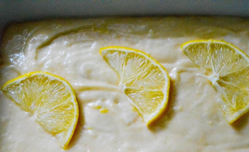 1. Этап. Лимонный кекс простой: 6. Тонкие ломтики лимона выкладываю на тесто, и отправляю его в разогретый до 180 градусов духовой шкаф на 25-30 минут.