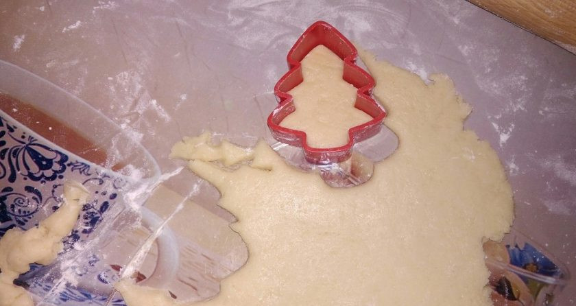 1. Этап. Песочное печенье мягкое: 6. Можно брать любые формочки или просто пропустить тесто через мясорубку. У меня есть фигурные формочки, моему ребенку такие печенюшки очень нравятся.