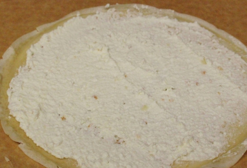 1. Этап. Налистники с творогом: Теперь тонким слоем намажьте творожную массу на блинчик, так, как это показано на фото. Затем скручиваем блинчик и разрезаем его напополам.