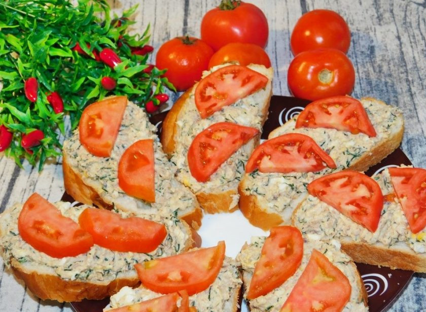 1. Этап. Салат-намазка с тунцом для бутербродов: Сверху украсьте нарезанными помидорами, выложите бутерброды на тарелку и подавайте к столу. Приятного аппетита!