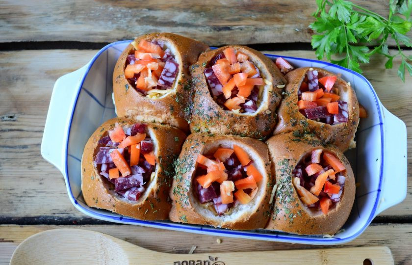 1. Этап. Булочки на завтрак: Сладкий перец очистите от семян и порежьте на мелкие кубики. Так же положите по понемногу перца в каждую булочку. Если нужно, слегка присолите.