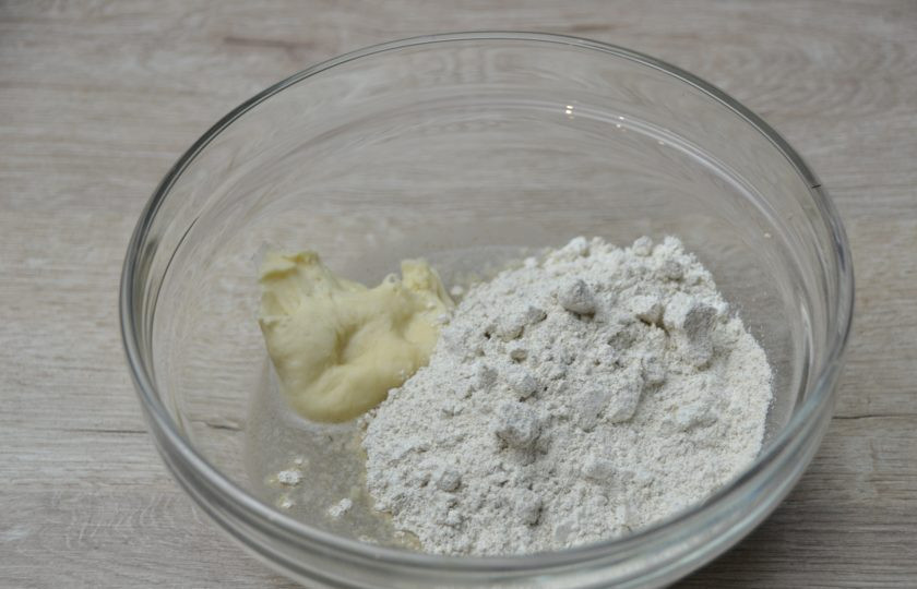 1. Этап. Ржаной заварной хлеб на закваске: Смешайте воду, муку и стартер.