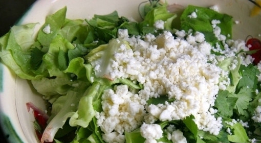 1. Этап. Салат с апельсинами и сыром: Затем добавляем измельченную фету.