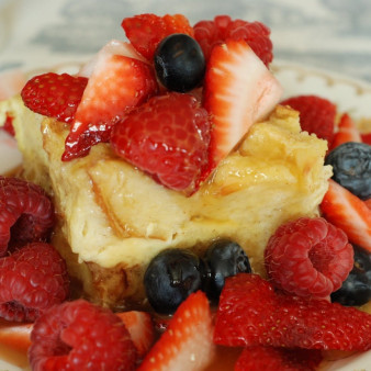 Французский хлебный пудинг с ягодами