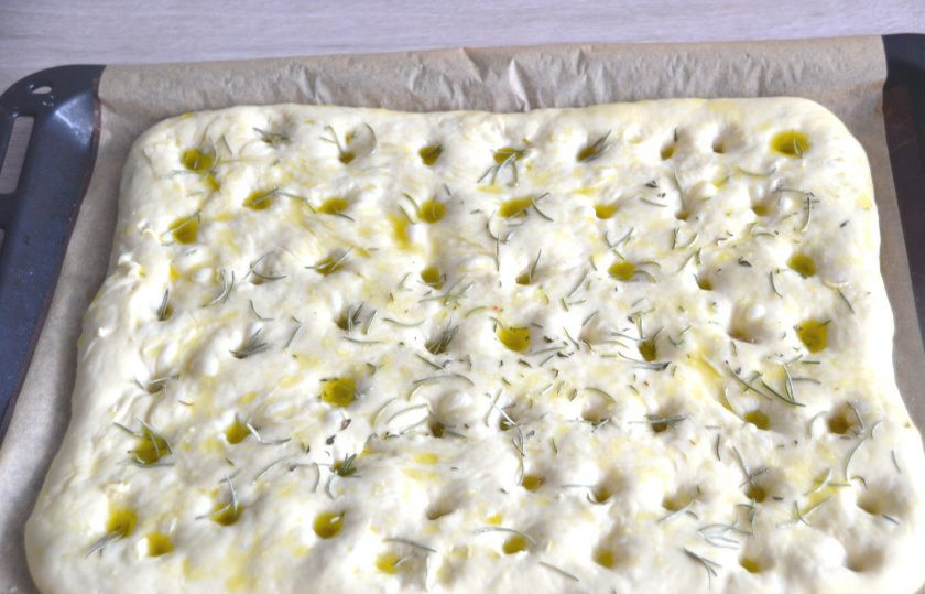 1. Этап. Итальянский хлеб с розмарином в духовке: Пальцами смоченными в воде сделайте ямки, обильно смажьте хлеб оливковым маслом (без чеснока), посыпьте крупной морской солью и розмарином. Если у вас свежий розмарин, можно воткнуть в ямки по несколько иголочек розмарина. Сбрызните из пульверизатора хлеб холодной водой, это нужно для образования 