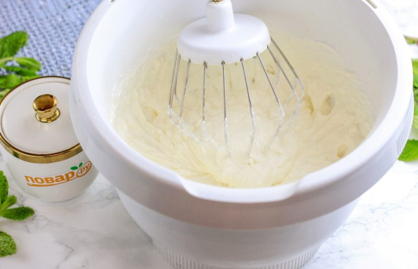 1. Этап. Торт из варенья черной смородины: Взбейте сметану любой жирности с сахаром примерно 3-4 минуты, а затем всыпьте загуститель для сметаны и взбейте еще раз до густоты.