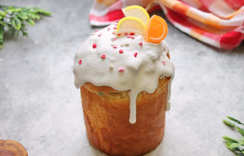 1. Этап. Кулич с шоколадной начинкой: Покройте верх кулича глазурью, украсьте и уберите в холодильник на два часа, для стабилизации начинки.