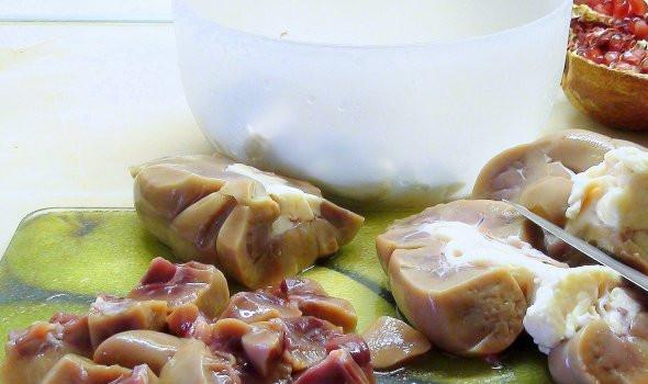 1. Этап. Пирог с почками: 1. Потрошка, сердечки и почки лучше всего замочить на ночь в воде накануне готовки. Промываем их, удаляем все лишнее, нарезаем кусочками.