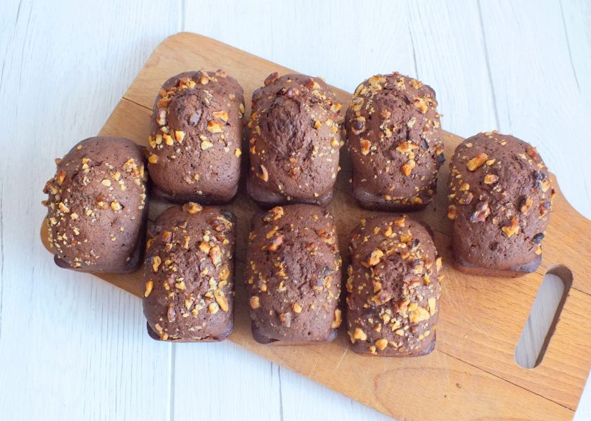 1. Этап. Кексы Несквик: Переложите на доску или блюдо, охладите.