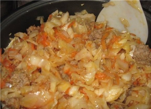 1. Этап. Капуста с говядиной в мультиварке: 5. Капуста с говядиной в мультиварке готова! Подавайте с пюре, сметаной, свежими или солеными огурцами. Приятного!