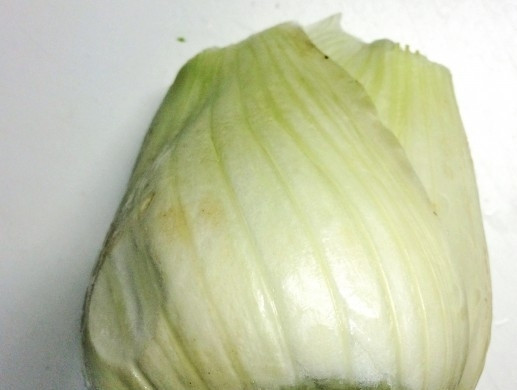 1. Этап. Жареный фенхель: Фенхель промойте. Удалите у него зелёные отростки. Разрежьте каждый плод на 4 части.