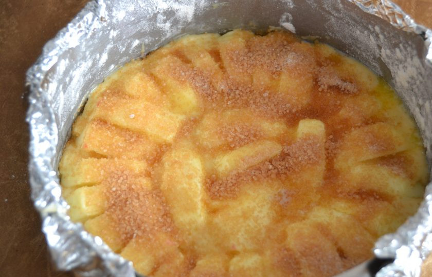 1. Этап. Итальянская шарлотка с яблоками: Присыпьте сверху коричневым тростниковым сахаром. Выпекайте шарлотку в духовке 40-50 минут при температуре 180 градусов.