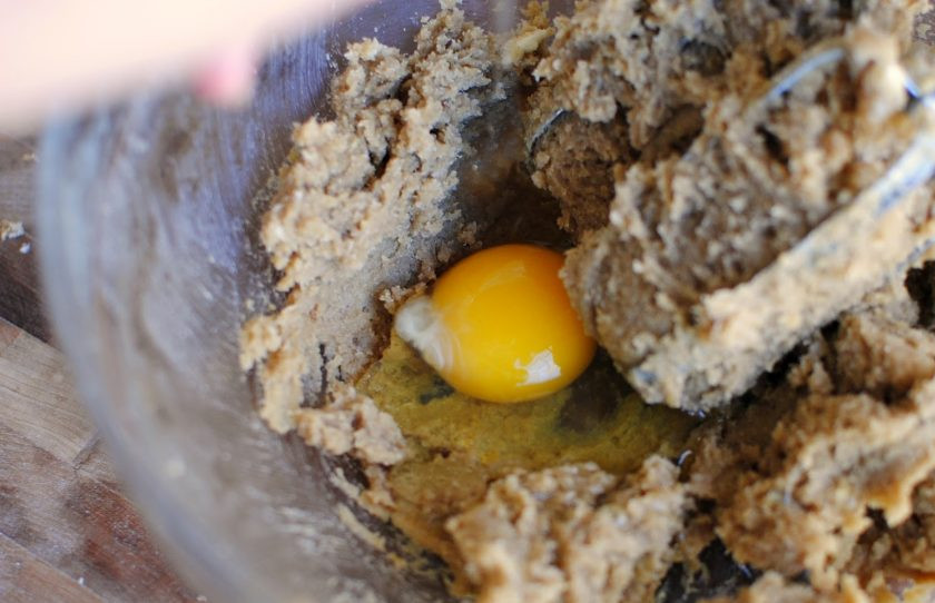 1. Этап. Простое овсяное печенье: Затем добавьте в массу яйца и еще раз взбейте.