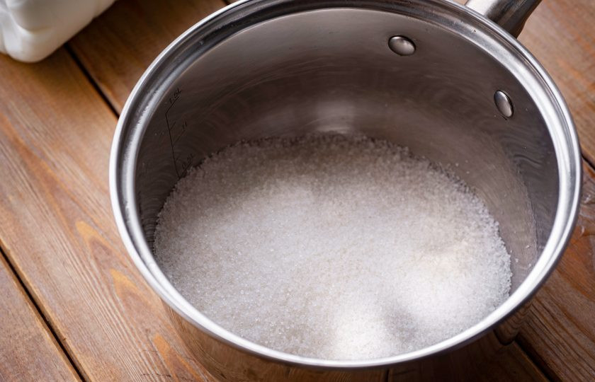 1. Этап. Сгущенка дома (простой рецепт): В сотейник или кастрюлю с толстым дном высыпите весь сахар.