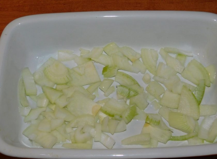 1. Этап. Сытная мясная запеканка с картофелем: На дно формы для запекания выложите нарезанный лук.
