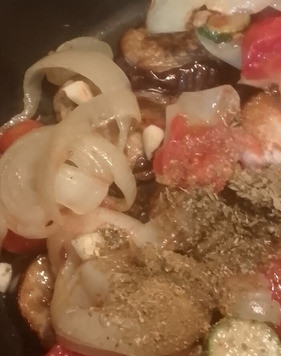 1. Этап. Аджапсандал. Летний и зимний: Овощи поместить в одну кастрюлю. В ту же кастрюлю добавить оставшееся оливковое масло, кориандр, чеснок, соль, перец красный жгучий и хмели-сунели. Перемешать. Тушить на медленном огне 15-20 минут.