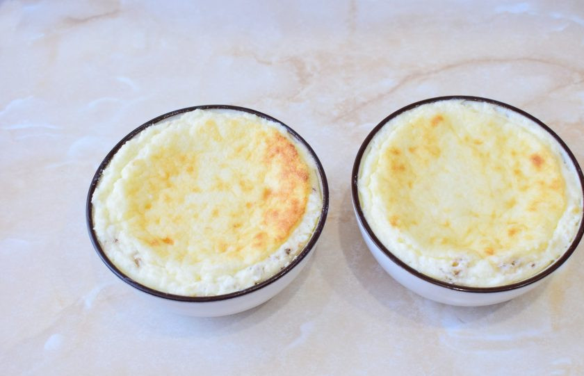 1. Этап. Каша Гурьевская: За время запекания каша начнет подрумяниваться. Извлеките её из духовки.