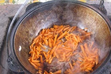 1. Этап. Лагман с капустой: Лук порезать полукольцами, морковь соломкой. Обжарить их в казане на оставшемся масле.