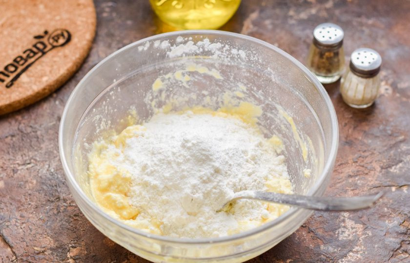 1. Этап. ПП пицца на творожном тесте: Добавьте к творогу муку и разрыхлитель теста.