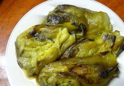 1. Этап. Биточки из баклажанов: Для начала мы очищаем баклажаны от кожицы и обжариваем мякоть на растительном масле до золотистого цвета.