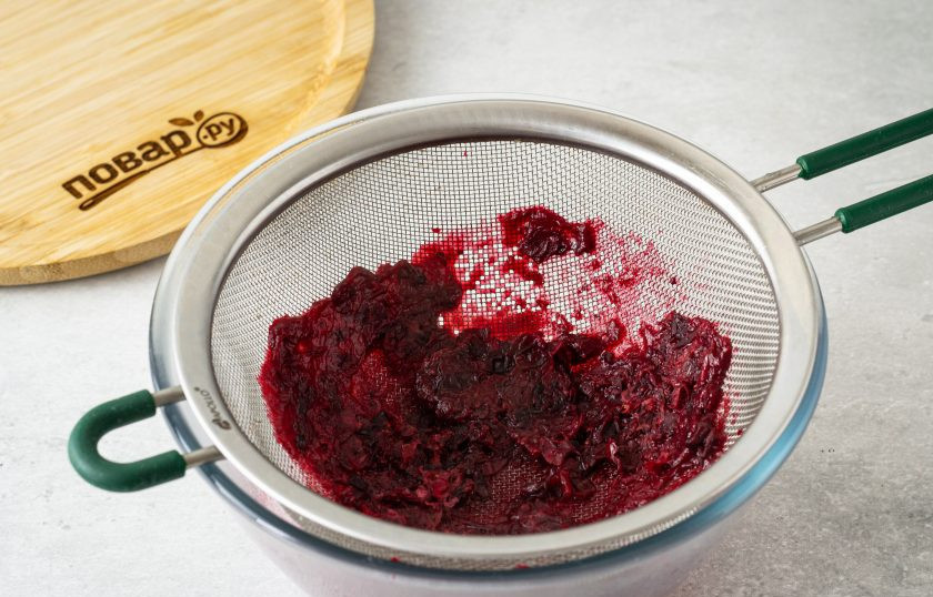 1. Этап. Клюквенный соус с вином: Затем протрите через мелкое сито.