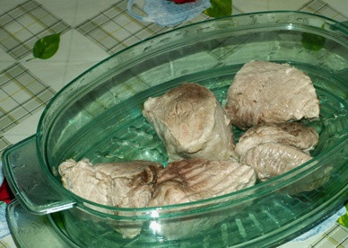 1. Этап. Суфле из мяса в духовке: Для суфле мясо варим на пару, так оно будет нежнее и не наберет лишней жидкости. Варим 25 минут.